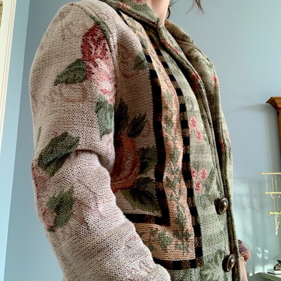 Floral patterned blazer with brass styled buttons - Picture 2 of 6